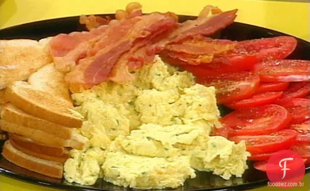 Mistura de ervas e ovos com torradas de alho e tomate fatiado