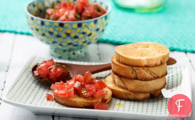 Bruschetta com tomate e manjericão