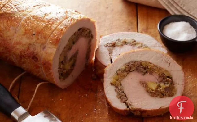 Carne de porco recheada com salsicha e maçã assada