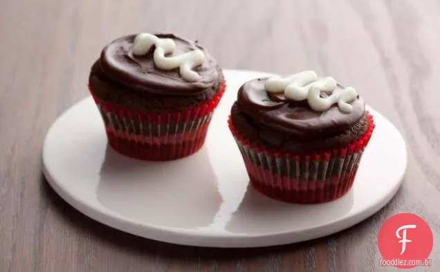 Cupcakes de comida do diabo com cobertura de Chocolate