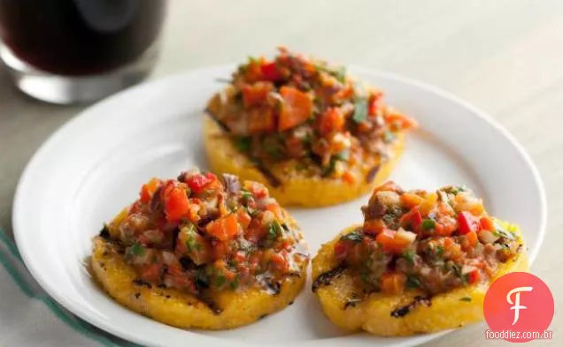 Bolachas de Polenta grelhadas com molho de pimenta assada
