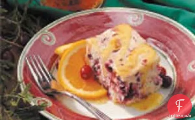 Bolo de amora com molho de laranja