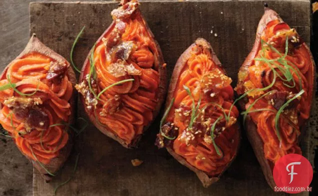Batata-Doce duas vezes assada com bacon-gergelim quebradiço