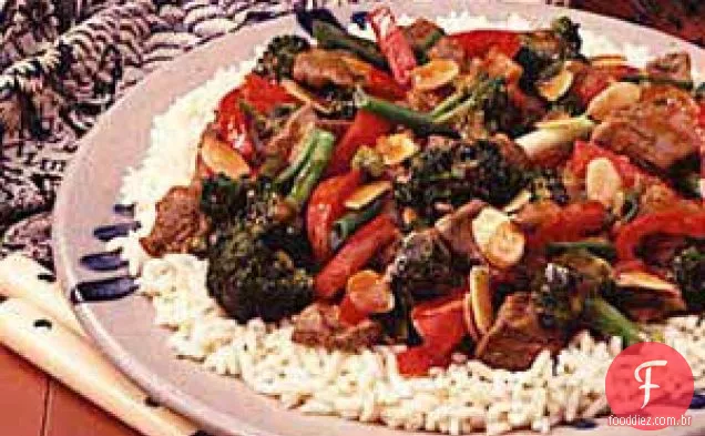 Carne de bovino alaranjada e brócolos salteados