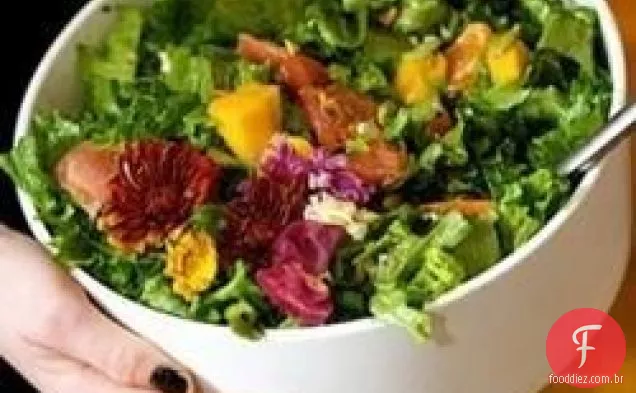Salada de manga, laranja, toranja, abacate e pistache