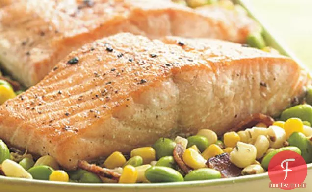 Filetes de salmão grelhados com Succotash Edamame
