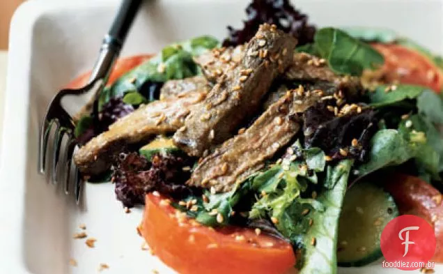 Bife de saia grelhada e salada Mesclun com molho de missô