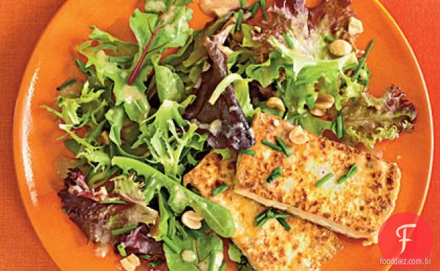 Tofu em forma de panela com verduras e molho de amendoim