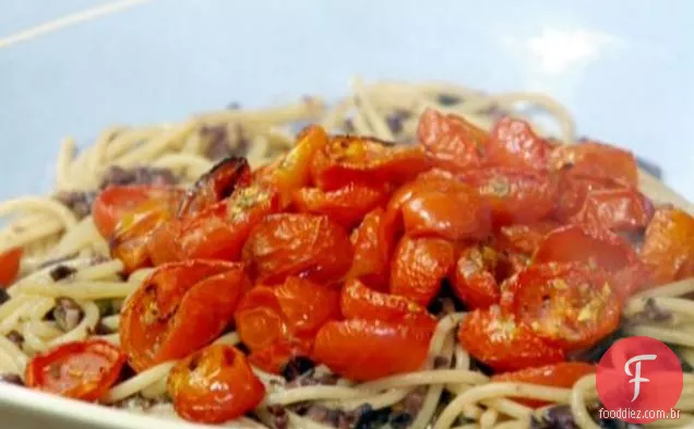 Esparguete com molho de Tapenade e tomate assado
