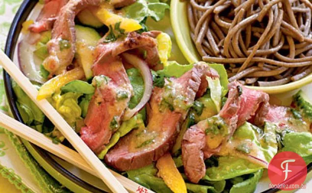 Salada de carne de gengibre com vinagrete Miso