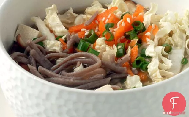 Macarrão Soba com caldo de missô