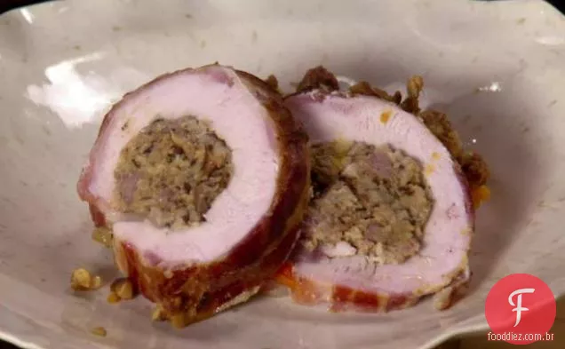 Peito de peru desossado recheado com salsichas e cogumelos