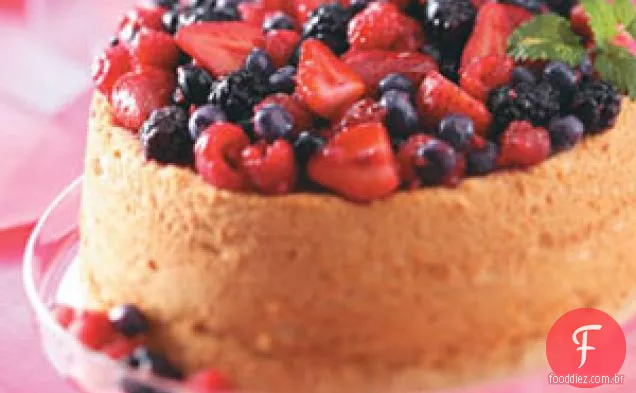Bolo de comida de anjo com molho de baga