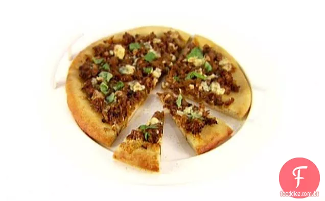 Pizza caramelizada de cebola, salsicha e manjericão
