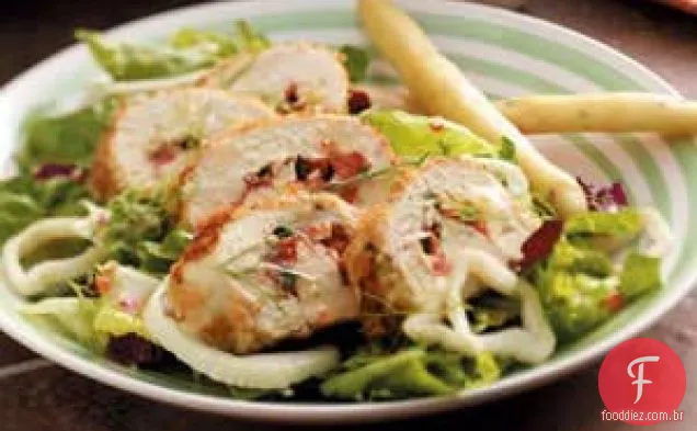 Frango com manjericão sobre verduras