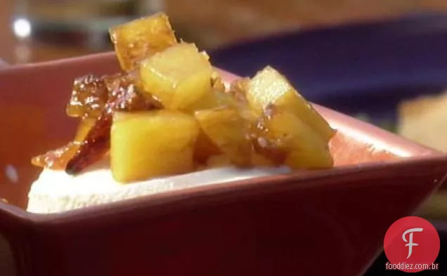 Ananás torrado com Rum e nozes açucaradas com gelado de fava de baunilha