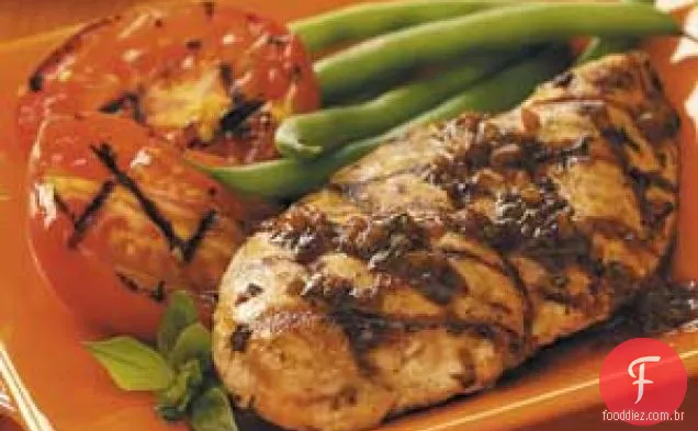 Frango e tomate com manjericão grelhado