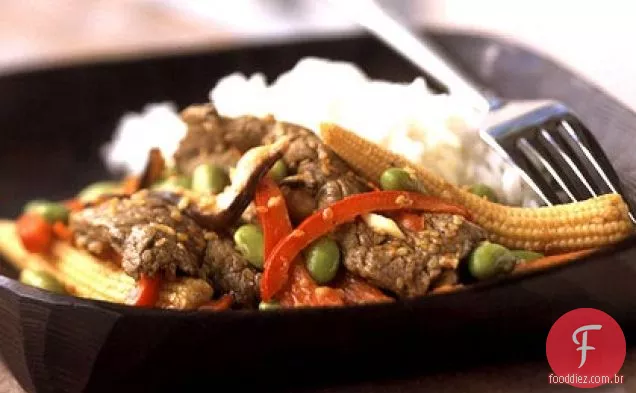 Carne de gergelim e fritura de vegetais Asiáticos