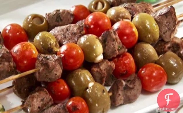 Espetos de cordeiro e azeitona com salada de pepino