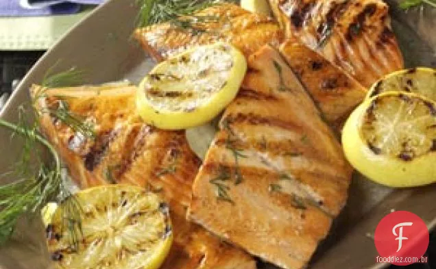 Filetes de salmão grelhado com limão e molho de endro