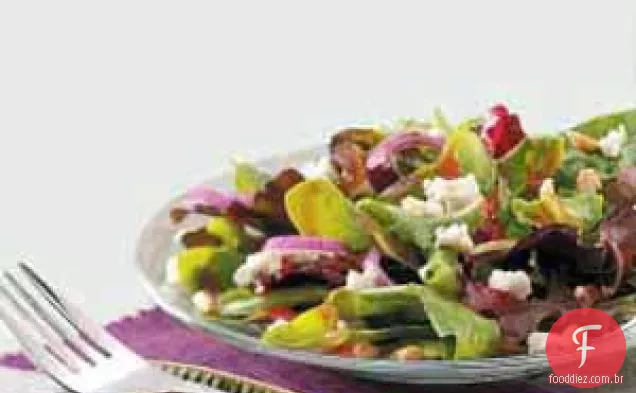 Salada com pinhões