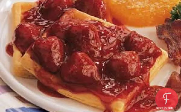 Waffles com molho de morango quente