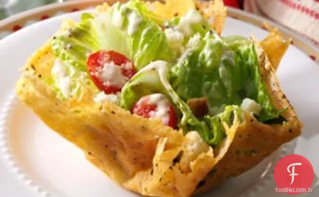 Salada Caesar em tigelas de parmesão apimentadas