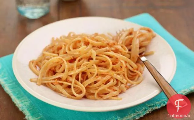 Massa de despensa com molho Romesco