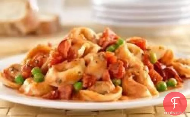 Caçadas de tomate e toucinho Tortellini