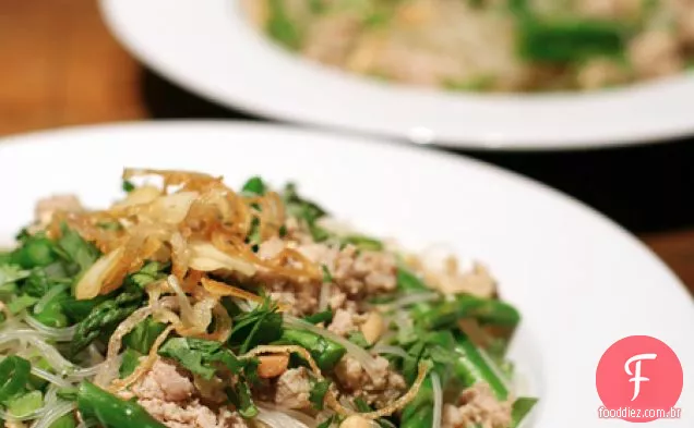 Macarrão Tailandês Com Frango Moído E Chalotas Crocantes