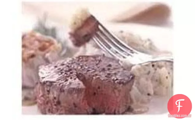 Filé Mignon com molho de mostarda em grão de pimenta
