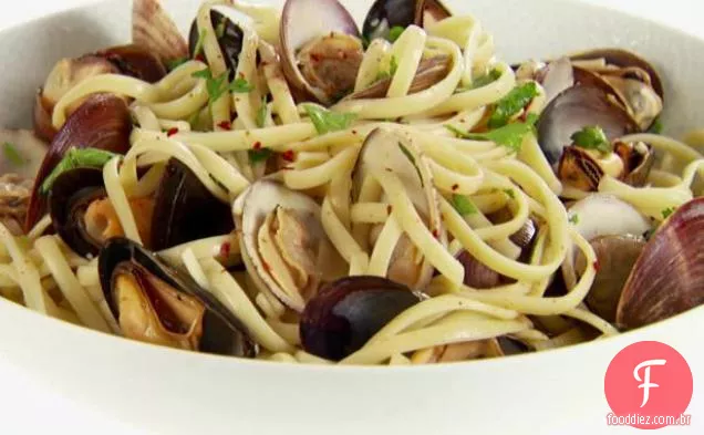 Linguine picante com amêijoas e mexilhões