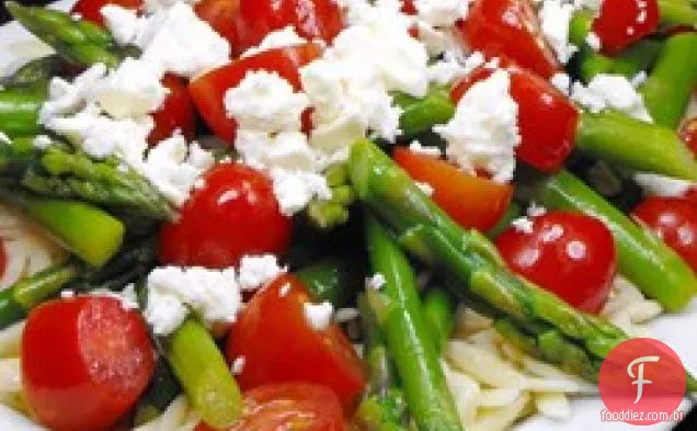 Salada de espargos, queijo Feta e cuscuz