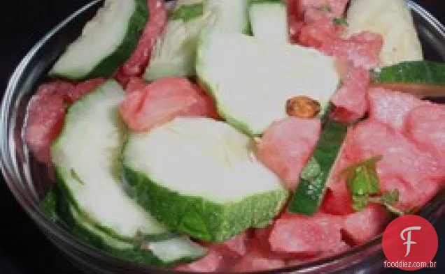 Salada de melancia e pepino com vinagre de Sushi e limão