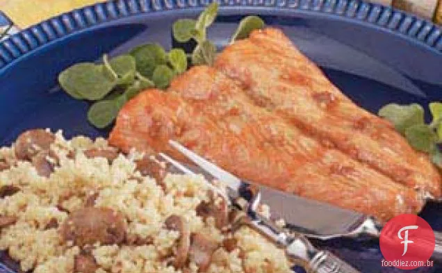 Salmão de bordo com cuscuz de cogumelos