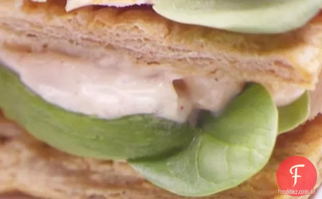 Napoleões de frango grelhado e abacate