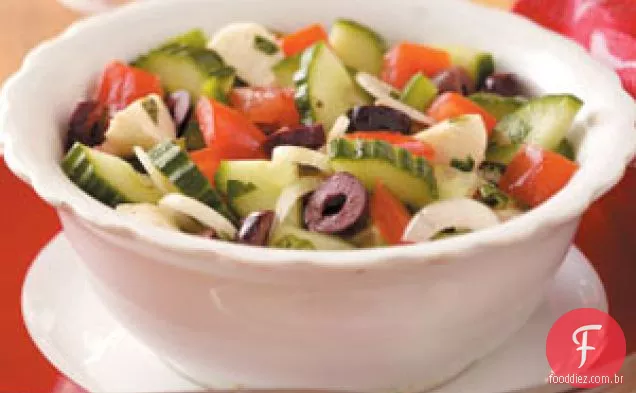 Salada De Mozzarella De Tomate E Pepino