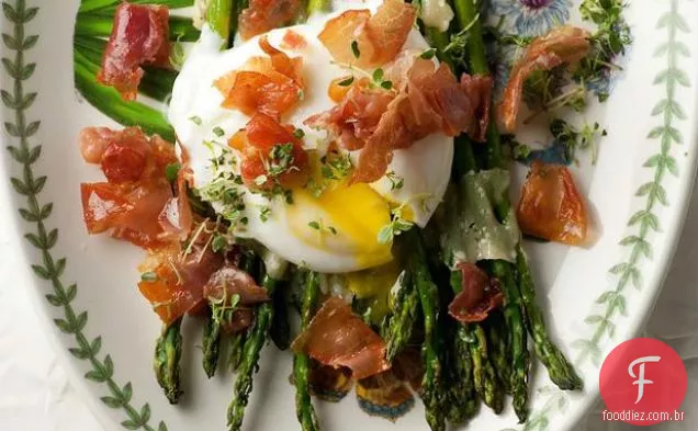 Espargos Torrados Com Prosciutto Crocante E Ovo Escalfado