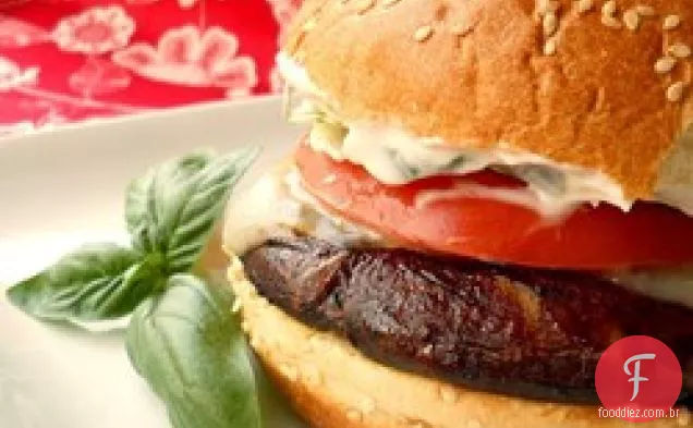 Portobello grelhado com sanduíche de maionese De Manjericão