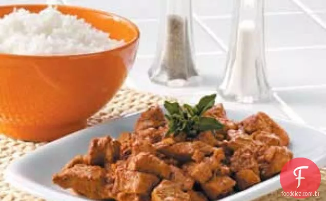 Carne de porco assada com molho de pimenta vermelha