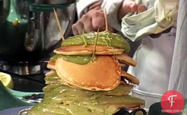 Bolo de panqueca com cobertura de abacate