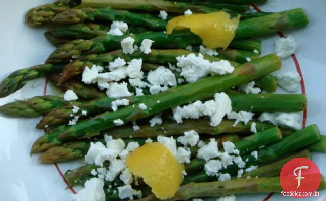 Espargos cozidos no vapor com queijo feta desintegrado (ou parmesão ralado)