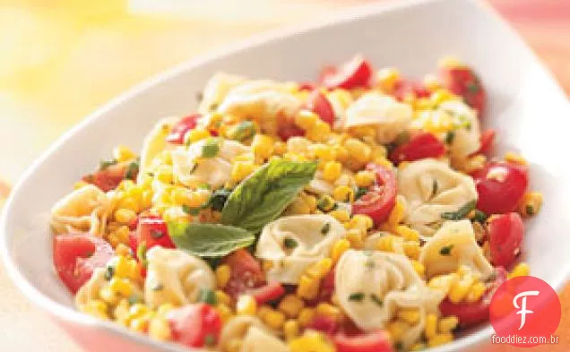Tortellini de queijo com tomate e milho