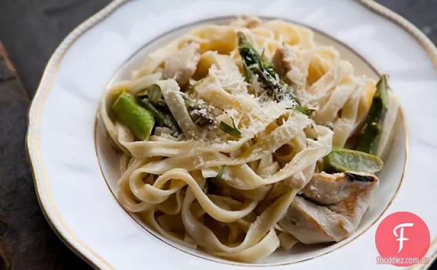 Macarrão Com Frango E Aspargos