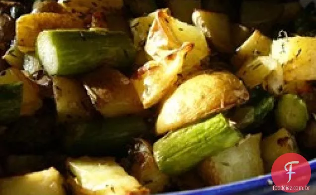Batatas vermelhas assadas no forno e espargos