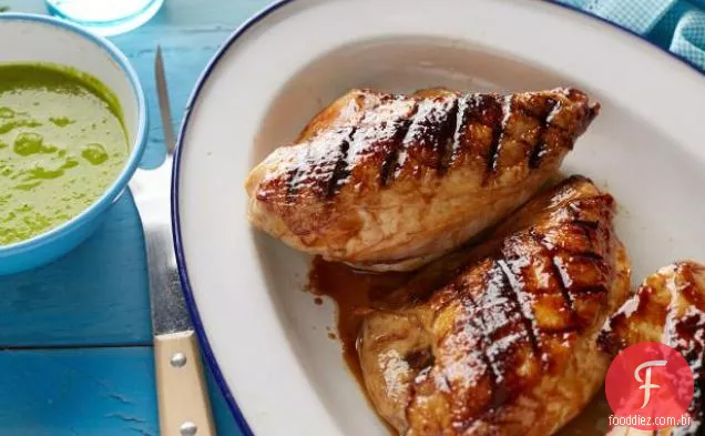 Frango grelhado com molho de ervilha e hortelã