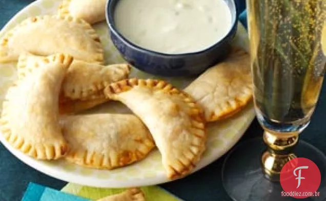 Empanadas de frango de búfalo com molho de queijo azul