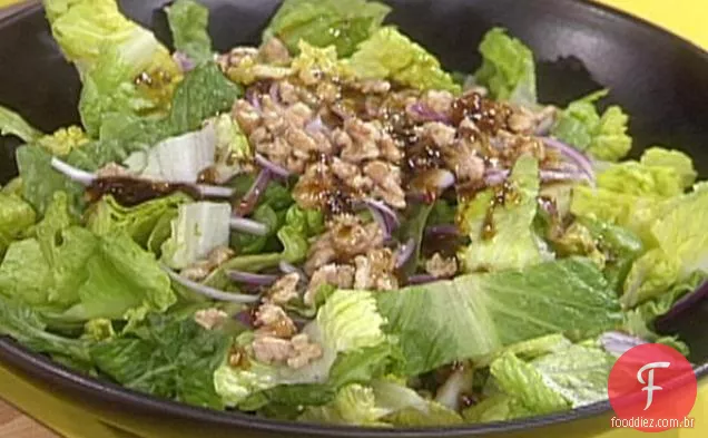 Salada de Romaine com cebola roxa, nozes e vinagrete de laranja