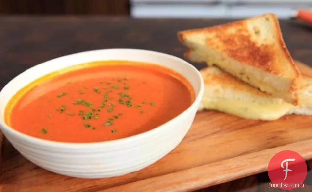 Sopa de tomate Tex-Mex e queijo grelhado
