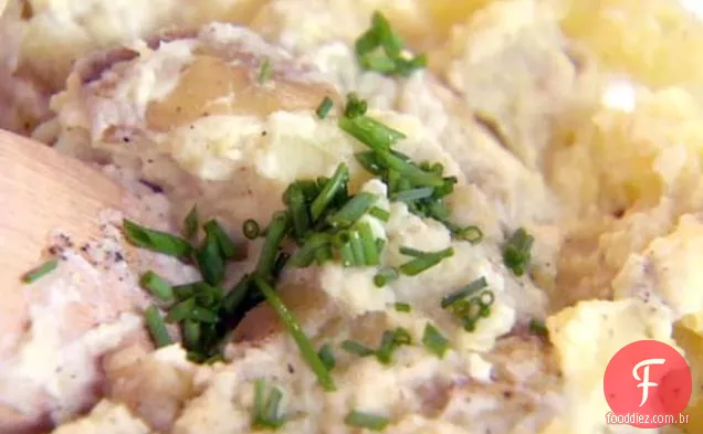 Batatas esmagadas com creme de leite e cebolinha